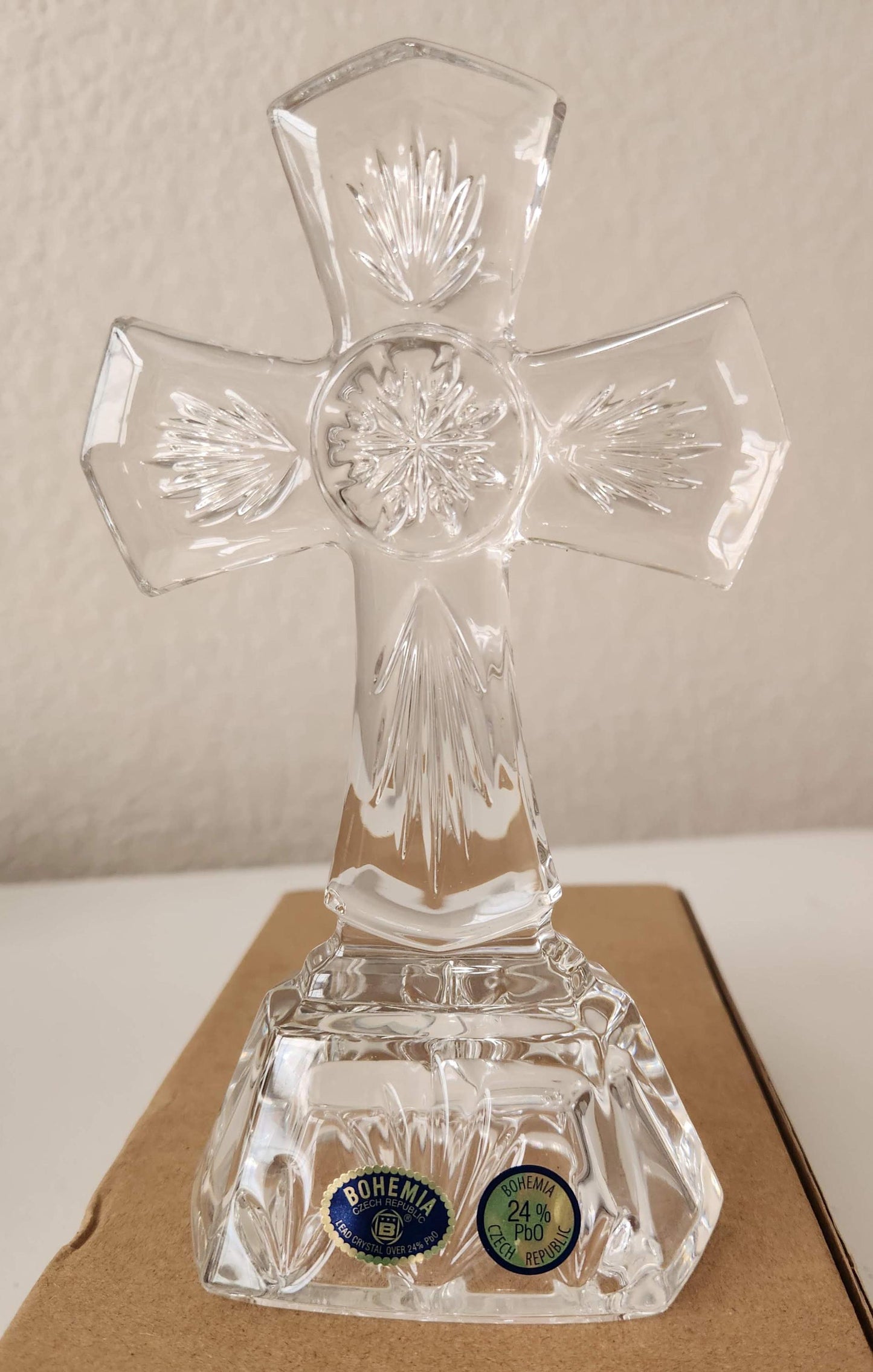 Kryq kristali 17.5cm me bazament te gdhendur Bohemia Crystals